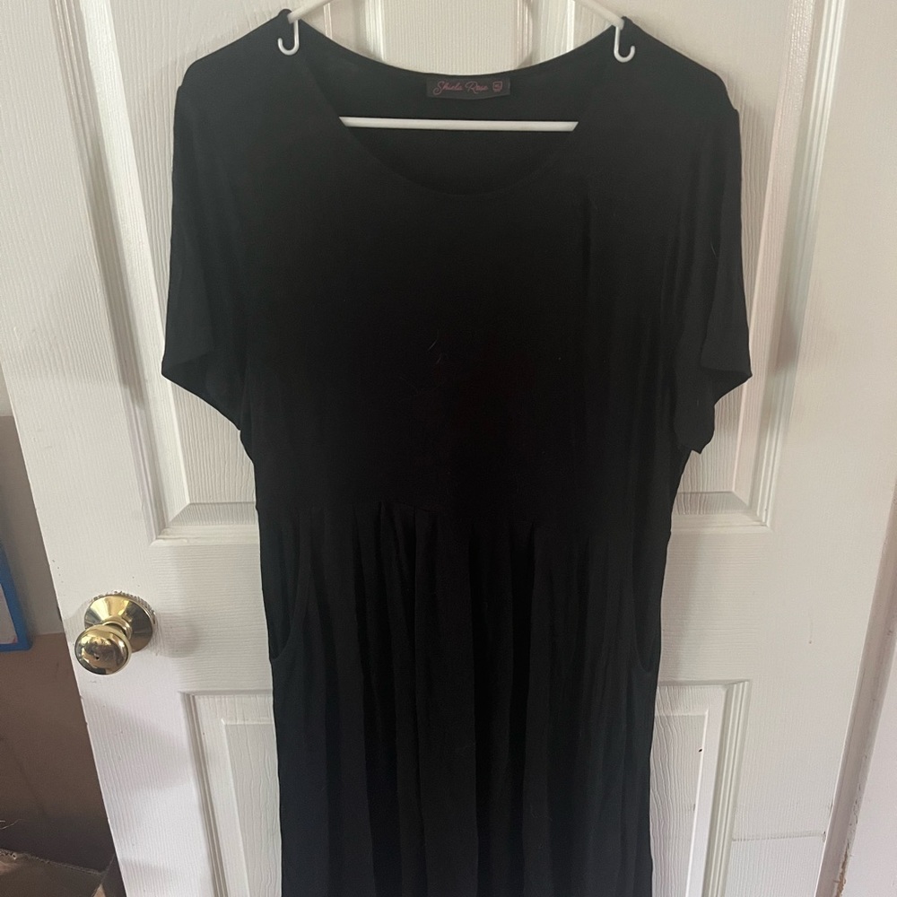 Black shiela rose dress with pockets!! xl